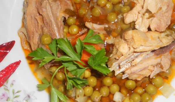 Кокоша яхния с грах и моркови