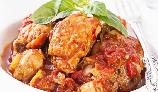 Кокошка с червени домати