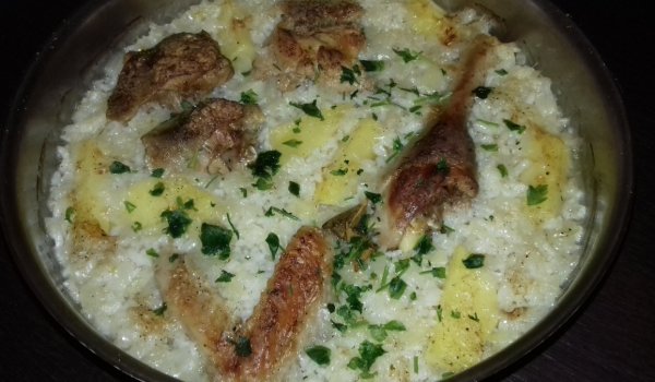 Кокошка с ориз и картофи на фурна