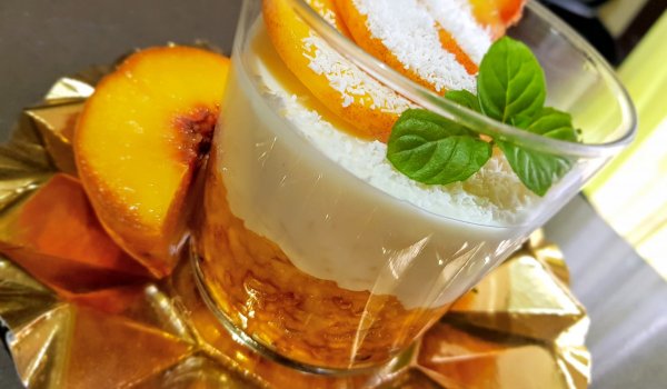 Кокосово мляко с ориз и праскови