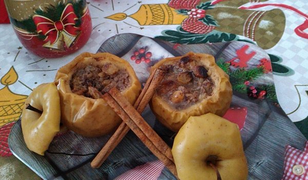 Коледни печени ябълки с пълнеж от орехи и стафиди