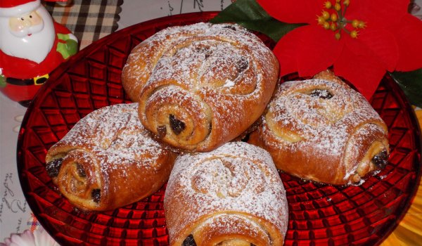 Коледни пънчета със стафиди и бадеми
