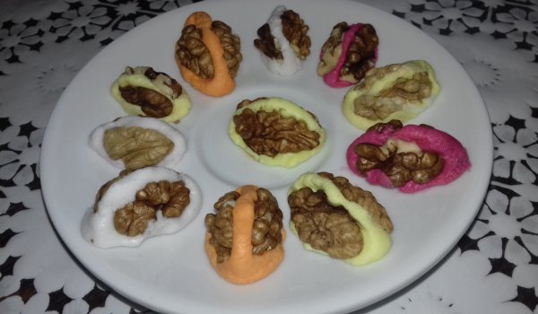 Коледни сладки кошнички с орехи