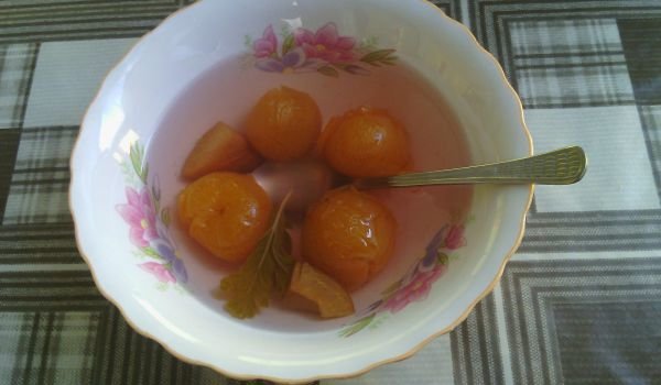 Компот от джанки и праскови с индрише