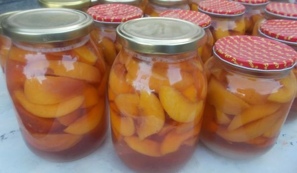 Компот от нарязани праскови
