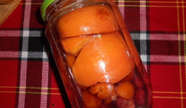 Компот от праскови, дренки и джанки