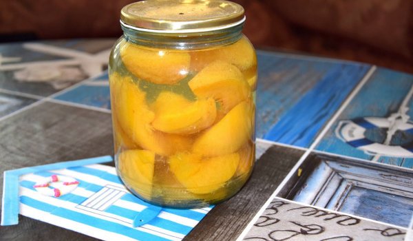 Компот от праскови с индрише