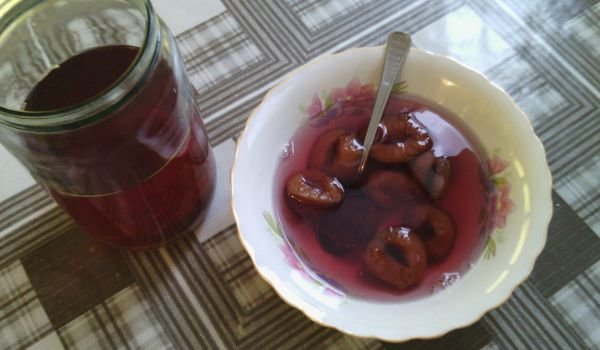 Компот със сливи и ндрише