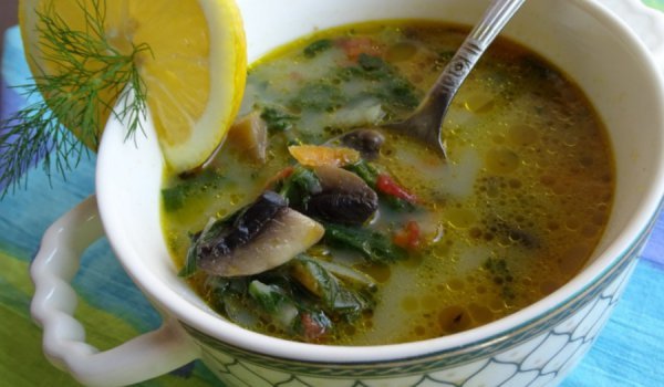Копривена чорба с гъби и моркови