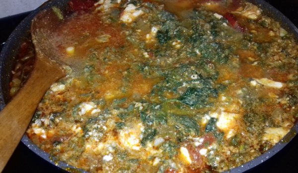 Копривена яхния с бъркани яйца