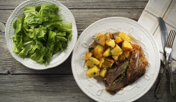 Козе месо с картофи в тавичка