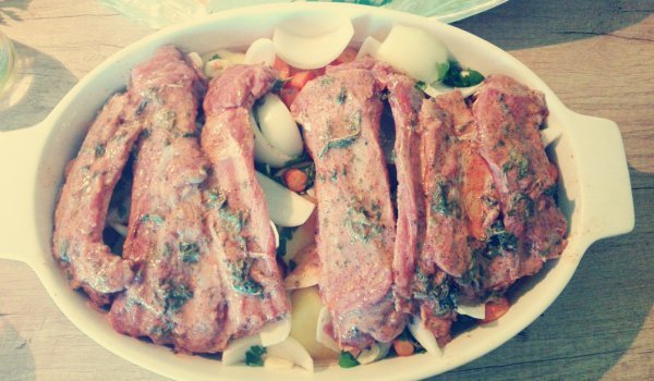 Кози ребърца на фурна с канапе от зеленчуци