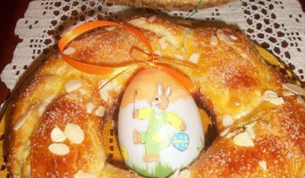 Козуначен венец със стафиди и шоколад