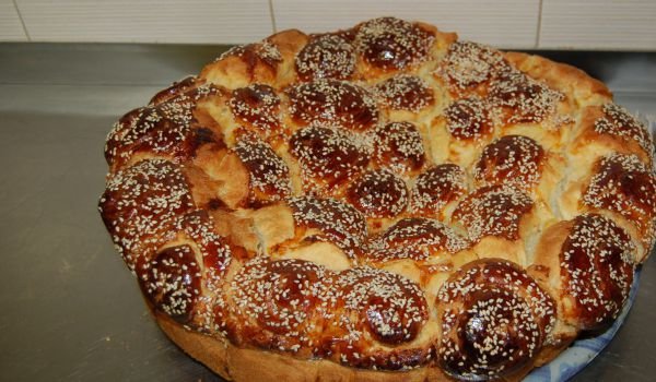 Козуначена питка със сусам