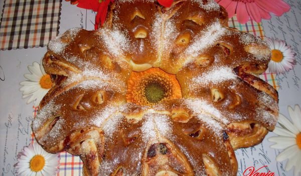 Козуначена снежинка със сладко и стафиди