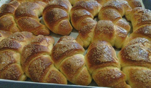 Козуначени кифли с аромат на портокал и локум