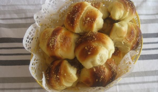 Козуначени кифли с пестил от дюли