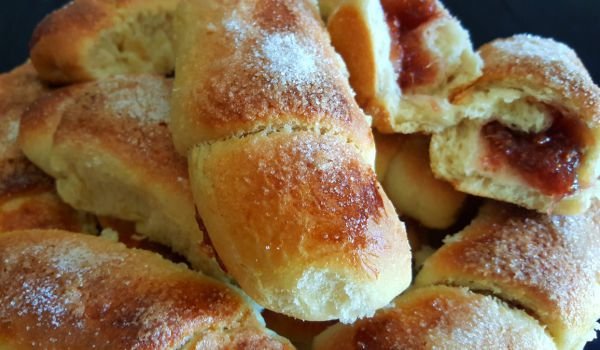 Козуначени кифлички с домашно сладко