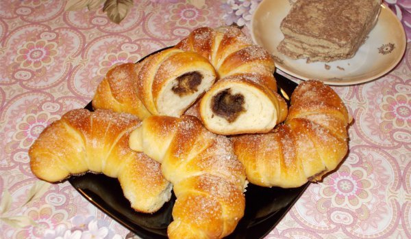 Козуначени кифлички с халва