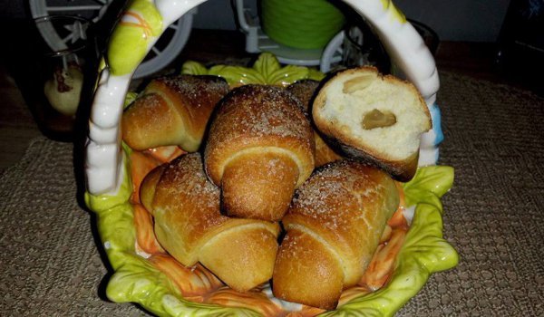 Козуначени кифлички с локум и лимонов аромат