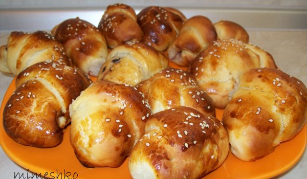 Козуначени кифлички с локум и сусам