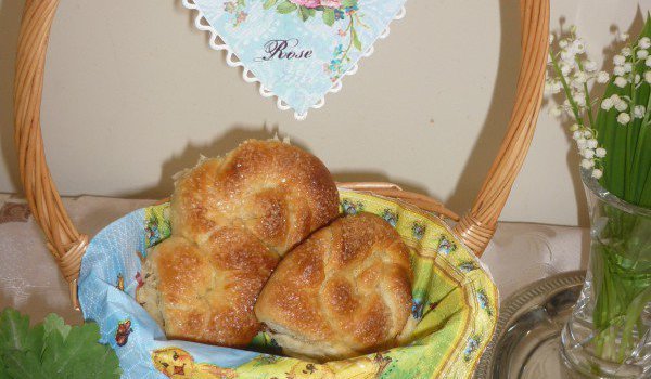 Козуначени кифлички с локум на питка