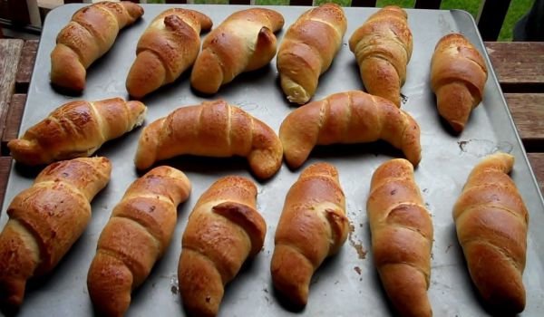 Козуначени кифлички с локум