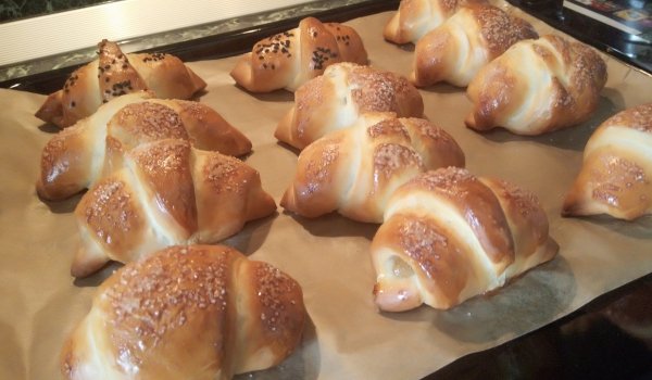 Козуначени кифлички с орехова плънка
