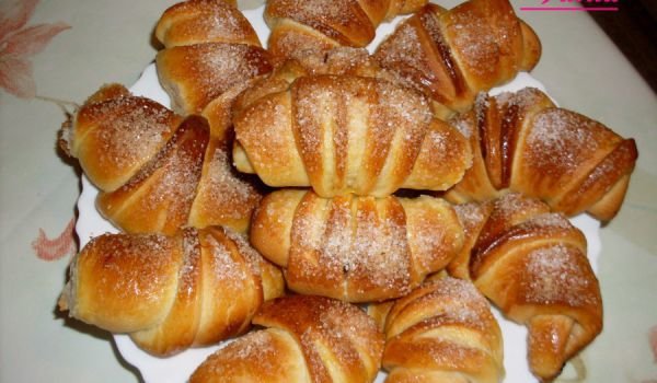 Козуначени кифлички със сладко от сини сливи