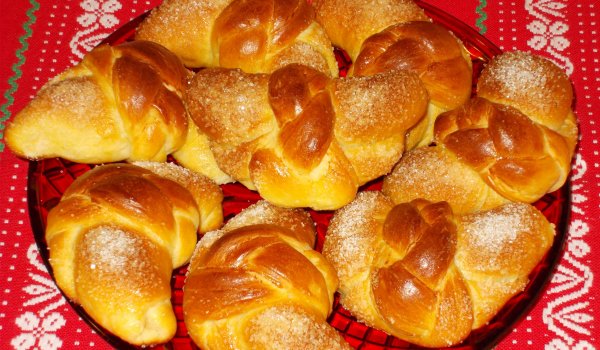 Козуначени плетени кифлички