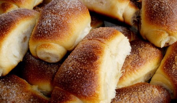 Козуначените кифлички на баба с шипков мармалад