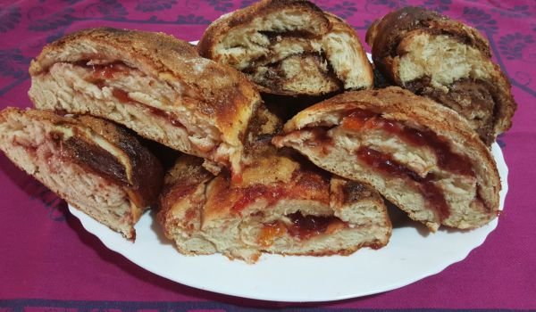 Козуначено руло с мармалад и орехи