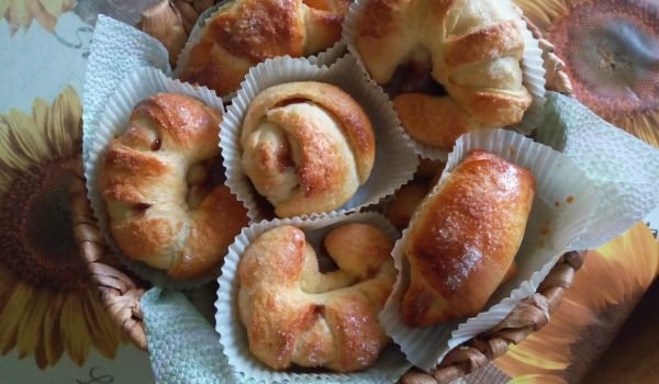 Козуначни кифли с течен шоколад