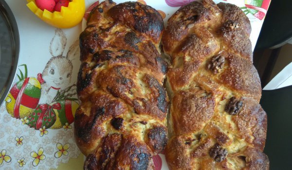 Козунак с лимонова кора, локум и орехи