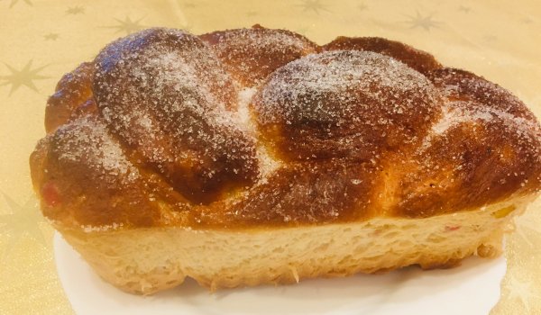 Козунак с локум и захаросани портокалови корички