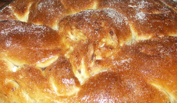 Козунак с течен шоколад, стафиди и локум