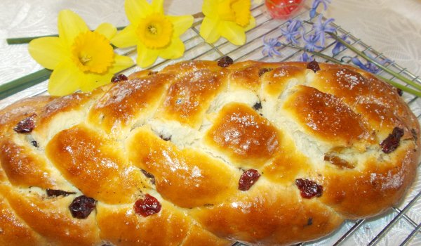 Козунак със сладко от смокини и боровинки