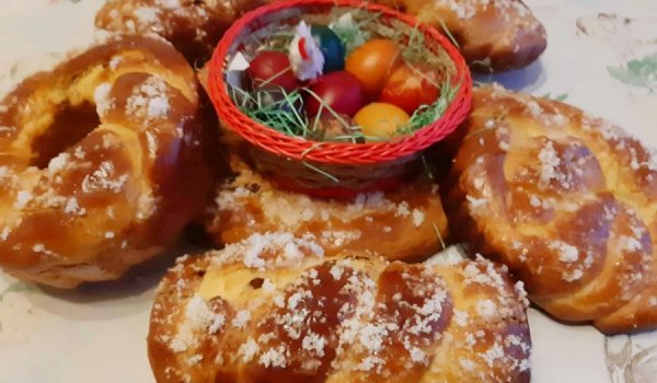 Козунак в хлебопекарна с кокосов орех и стафиди