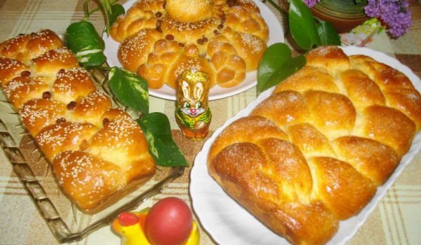 Козунаци със сметана и цветен локум