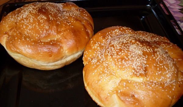 Козунаци със захар и сусам