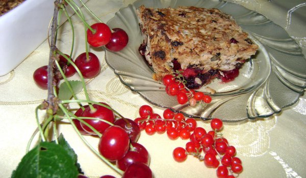 Крамбъл с вишни и касис