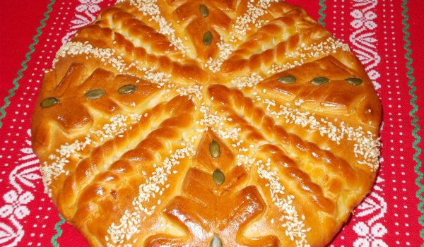 Красива пълнена питка