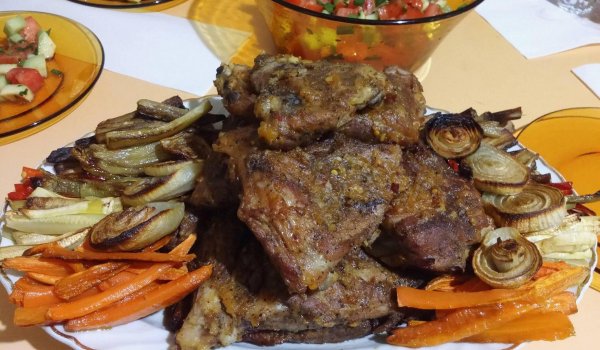 Крехки пикантни ребърца и запечени зеленчуци на фурна