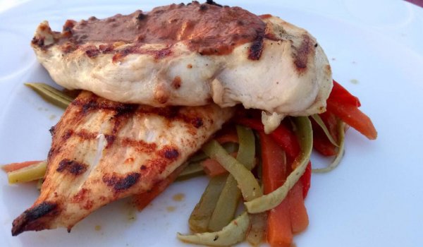 Крехки пилешки каренца със зеленчуци на BBQ