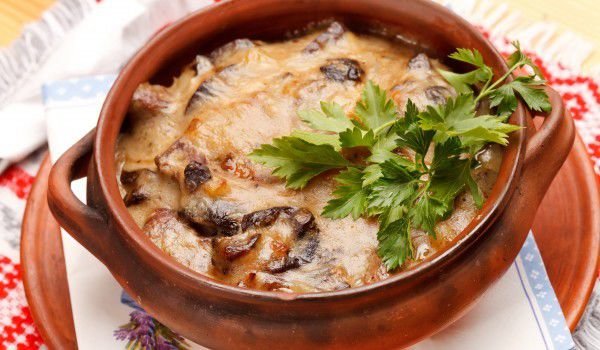 Крехки пържоли в глинен съд