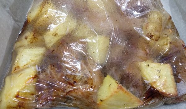 Крехки ребърца с картофки в плик за печене