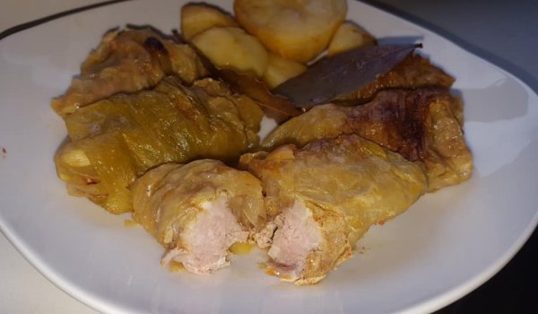 Крехки сарми със свинско месце и сланинка