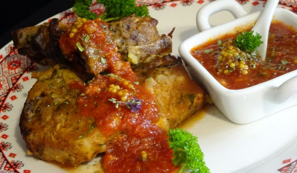 Крехки запечени пържоли с билки и богат сос