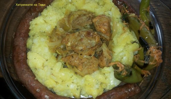 Крехко свинско месо с лук и ароматни подправки