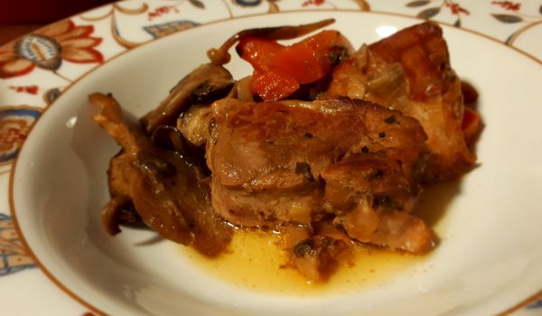 Крехко свинско с гъби и моркови в гърне